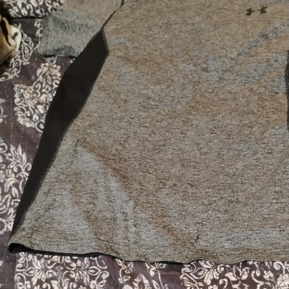 Under Armour Men's Heather Gray and Black Tee - Picture 5 of 5